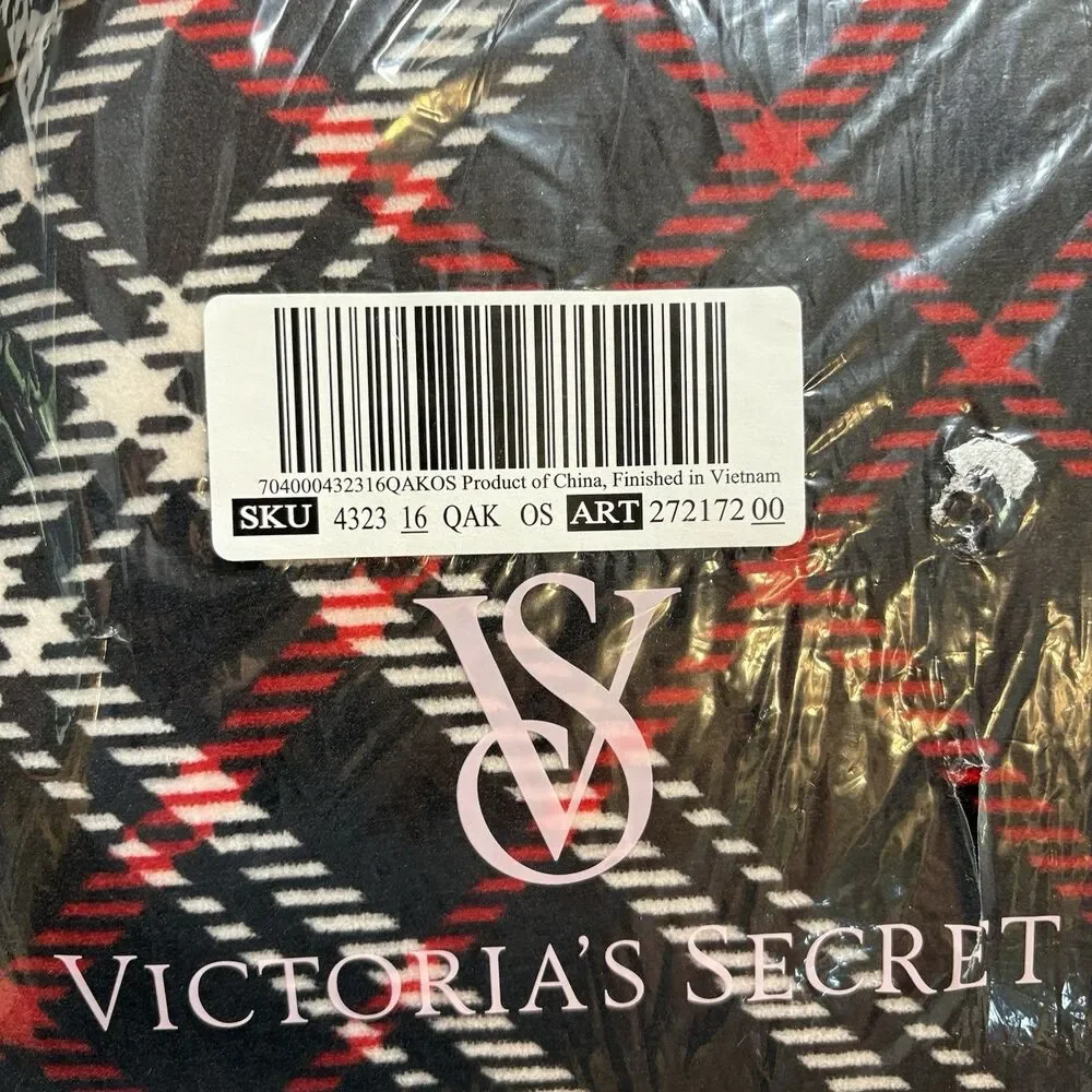 Victoria’s Secret Christmas 2025   fleece blanket  Plaid Red & Back